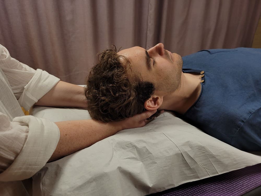 hombre en sesión de reiki presencial barcelona marta sedo